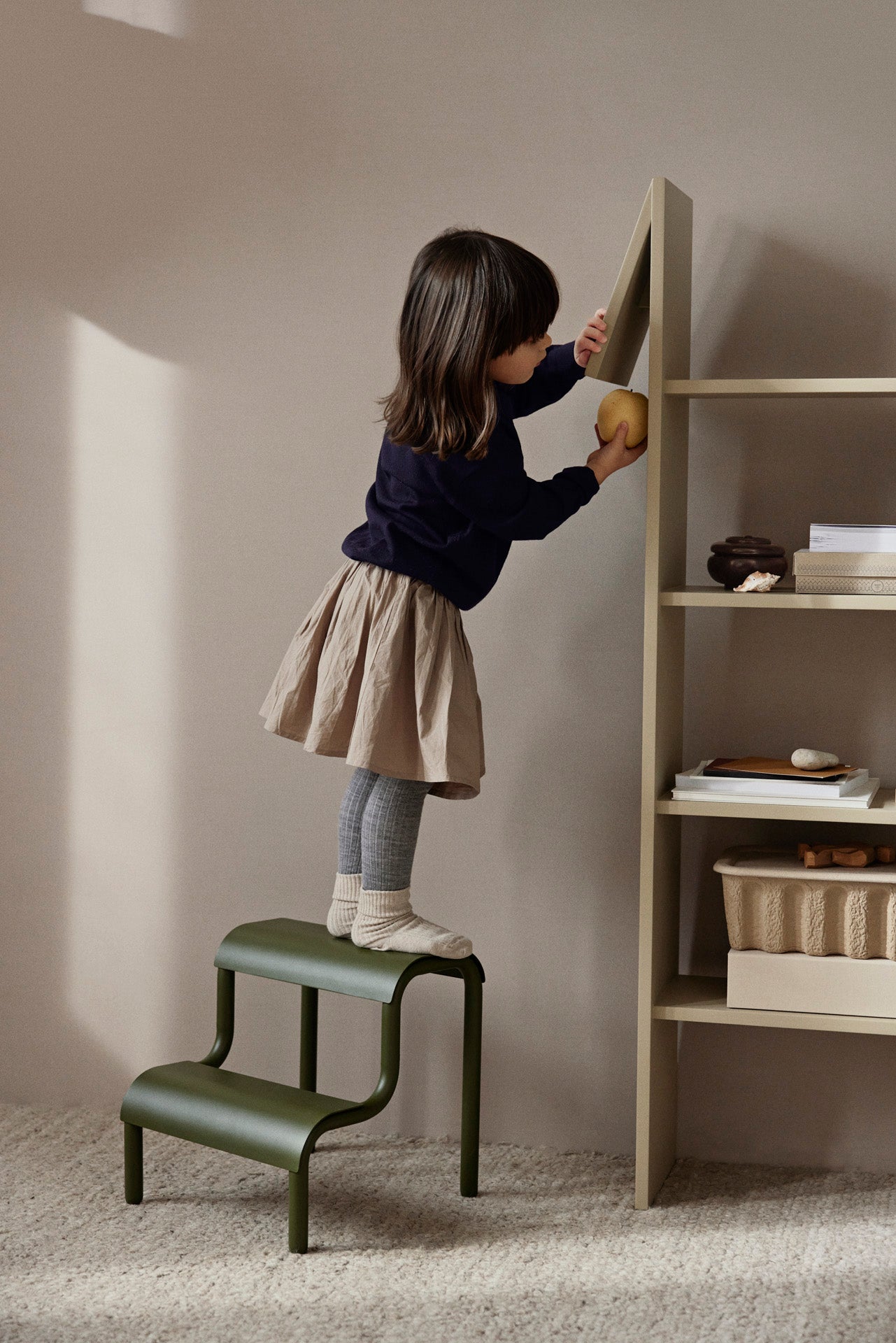 giraffe bookcase by ferm LIVING lifestyle image in children's room #colour_cashmere