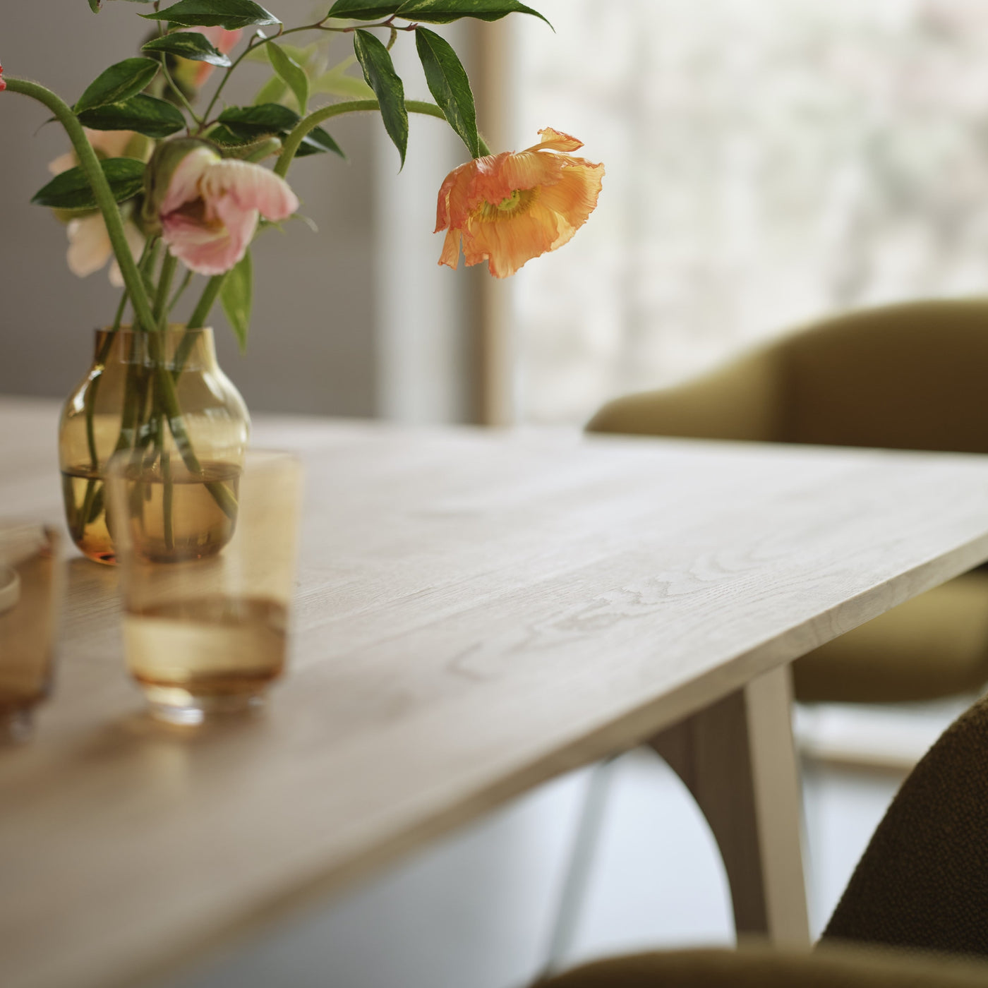 earnest extendable table 205 oak detail lifestyle #colour_oiled-oak